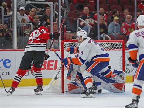 New York Islanders at Chicago Blackhawks odds, picks and predictions.